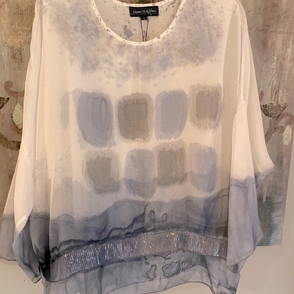 Flora Ashley Tops - NWT Boutique Flora Ashley Whispery Light Top with Dolman Sleeves